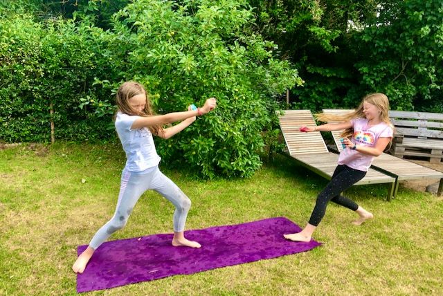 Yoga mit Wasser für heiße Tage