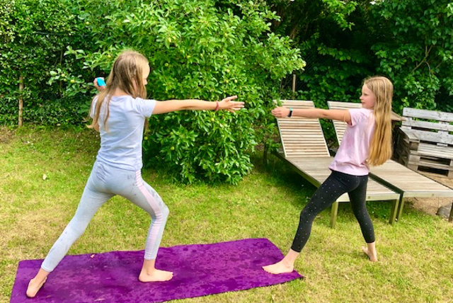 Yoga mit Wasser für heiße Tage