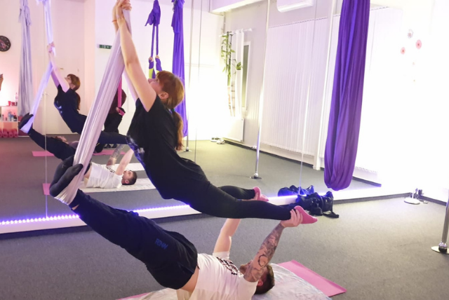 Yoga in der Luft: Aerial Yoga und Pole Dance