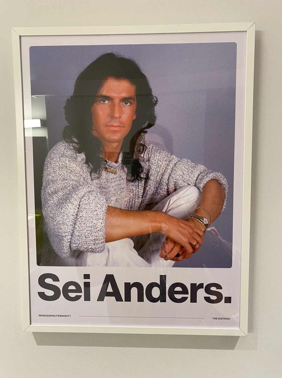 Anders Andrea Helten: Dieses Foto hängt an der Toilette meiner langjährigen Berliner Hausärztin. (Im Wartezimmer hängt großformatig der von mir sehr verehrte David Bowie). Es ist hier im Kontext eines neuen Verständnisses von Weiblichkeit zu verstehen (darauf verweist die Bildunterschrift). Das Foto hat für mich persönlich gleich mehrere Botschaften: Vielfalt, Mut, Toleranz und die Gabe, Dinge auch aus einem anderen Blickwinkel zu sehen. Auch, sich selbst und sein Tun immer wieder zu hinterfragen. Darüber hinaus finde ich es enorm witzig - und Witz und Humor sind ebenfalls Eigenschaften, die wir gut gebrauchen können. Uns selbst nicht so ernst nehmen - als Individuum, als Kinderyogalehrende. Sei anders - auch als Kinderyogalehrerin. Das ist sozusagen seit zehn Jahren mein Credo.