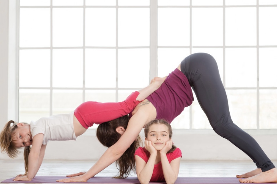 Thema im Monat Mai ´24: „Gemeinsam stark durch Yoga – Eltern-Kind- und Familienyoga“